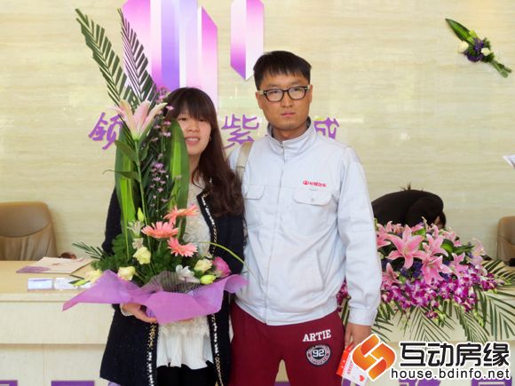 因此次活动更加幸福的小两口