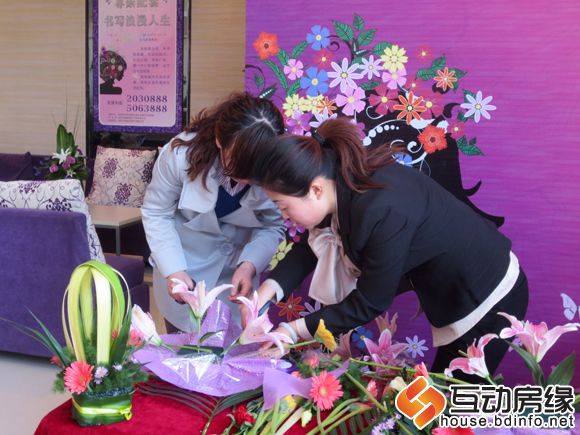 花艺师教业主插花