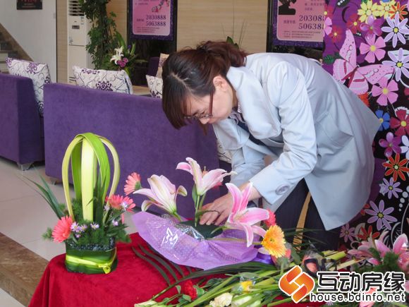 客户自己动手插花