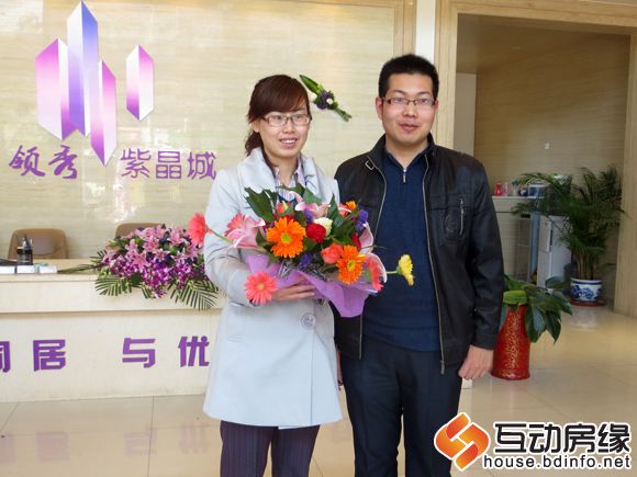 恩爱的夫妻展示插花成果