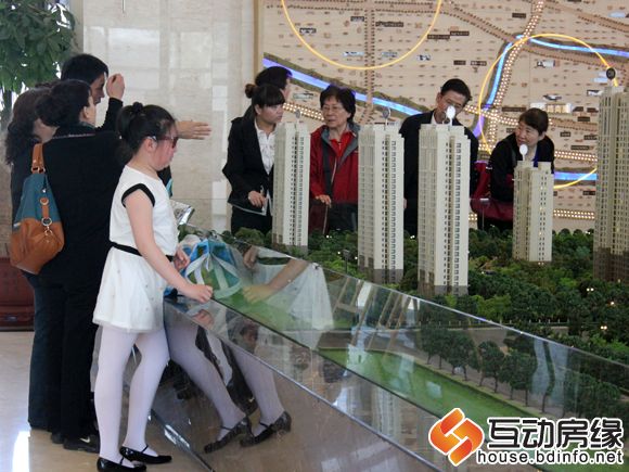 图为活动之余看沙盘的客户