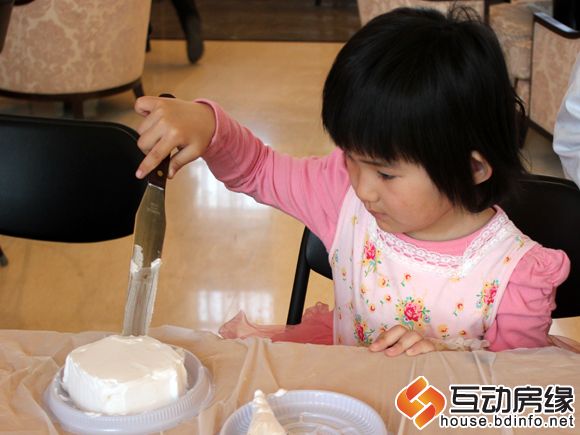 图为小朋友的蛋糕已逐渐成形