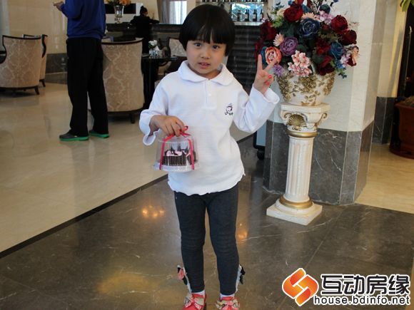 图为小朋友蛋糕成果展示