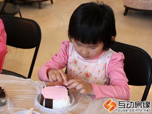 图为亲手为蛋糕做装饰