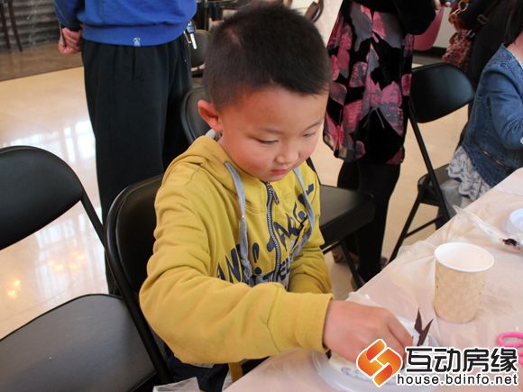 图为给蛋糕插上巧克力片
