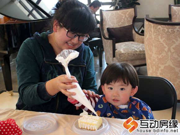 图为妈妈为小朋友制作蛋糕