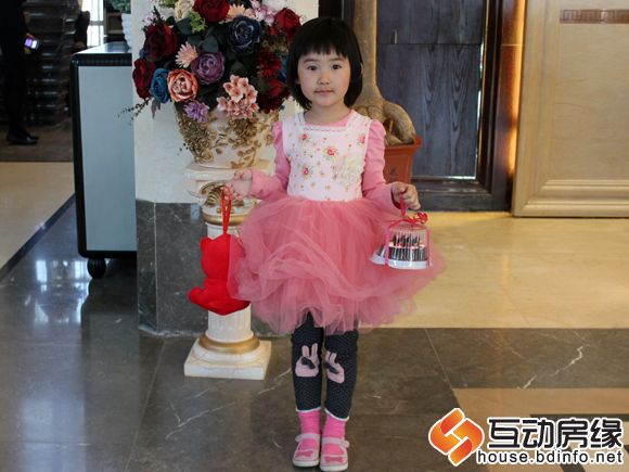 图为小朋友不但可以制作蛋糕而且有礼物拿