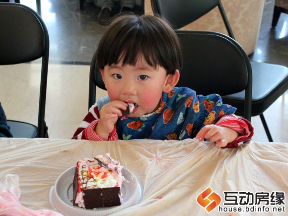 图为小朋友开心的吃了起来