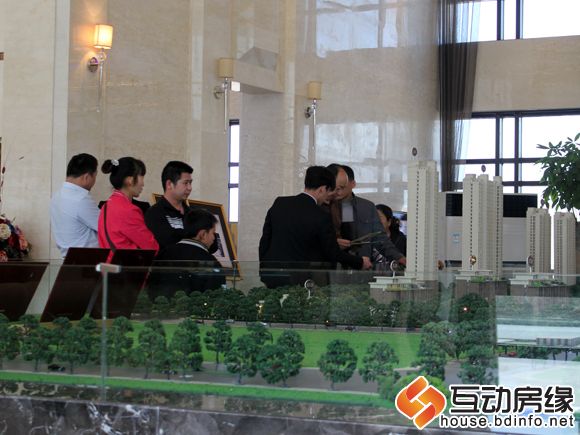 图为置业顾问讲解沙盘
