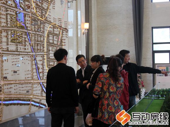 图为置业顾问讲解未来城规划