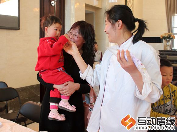 图为烘焙师给小朋友巧克力