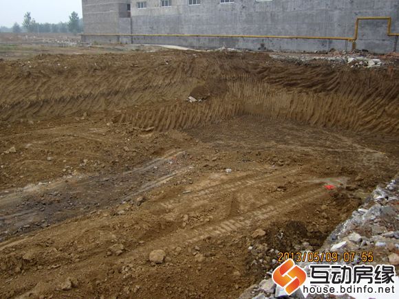图为6#楼土方开挖（雨后未施）