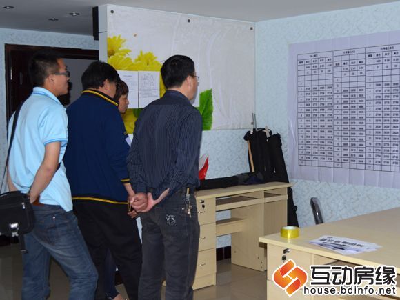 图为先到的客户看销控表