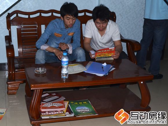 图为客户看项目介绍资料