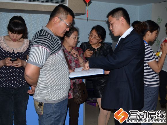 图为帮助客户选择户型