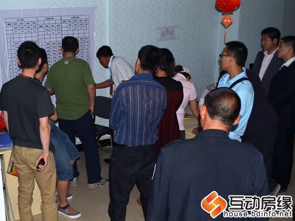 图为还没选房的客户围看销控表