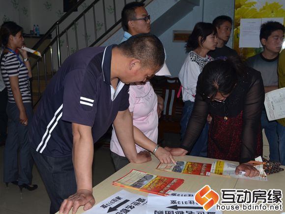 图为客户们一起讨论项目情况