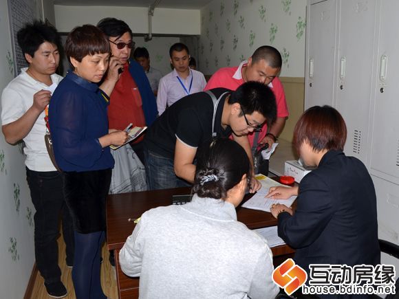 图为排队缴纳定金