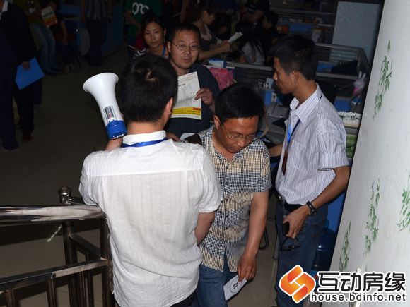 图为按排号依次上楼选房