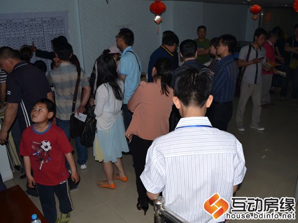 图为盛世名郡团购预定会现场