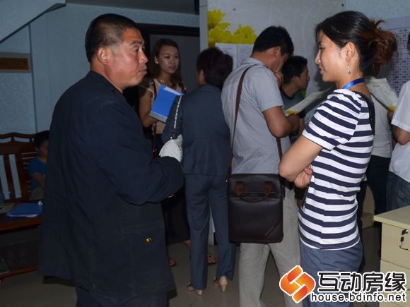 图为客户成功买房后感谢河北置家工作人员