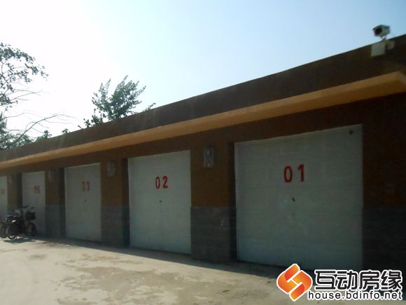 图为西湖龙湾内小区内车库