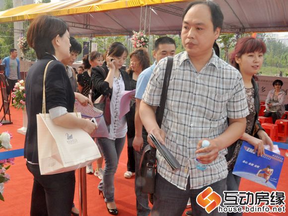 图为10人一组进入选房区