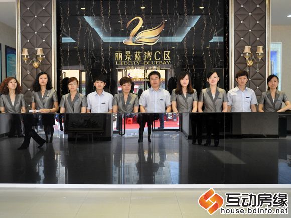 图为丽景蓝湾C区工作人员