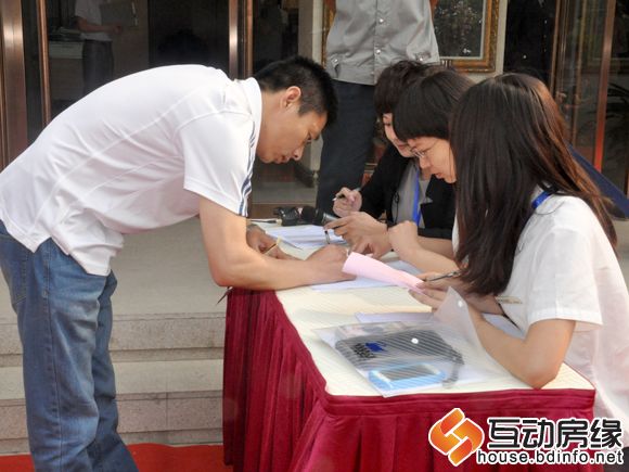 图为在选房区的客户进行核实