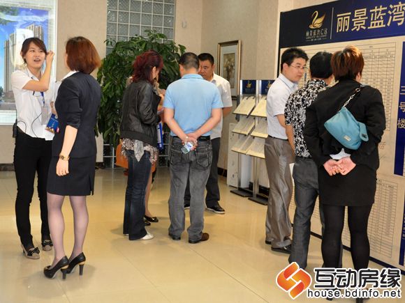 图为客户查看销控表