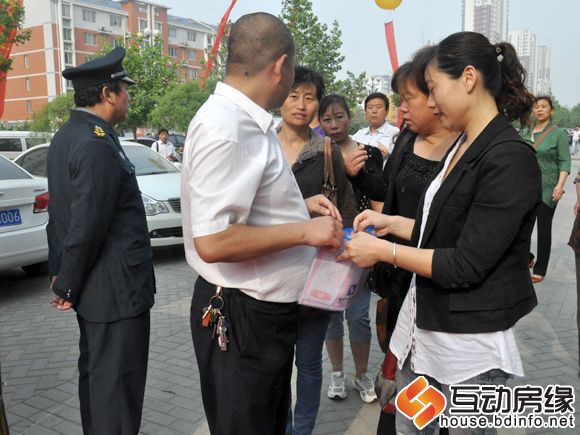 图为凭借贵宾卡入场的客户