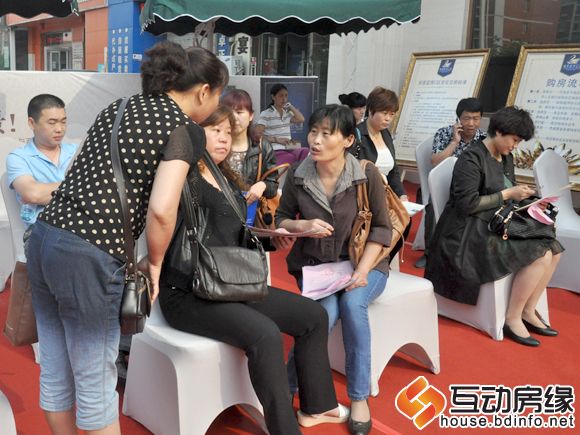 图为在选房区等待的客户