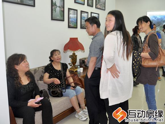 图为客户等待选房