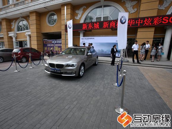 图为华中地产携手轩之宝在雅典城咨询中心启动本次活动