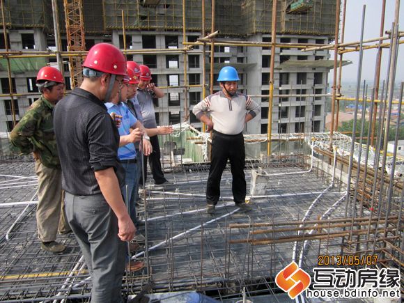图为对工程进行验收