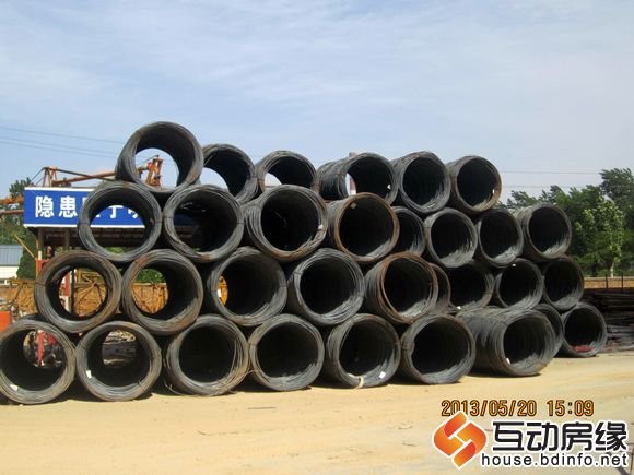 图为哈罗城施工储备材料