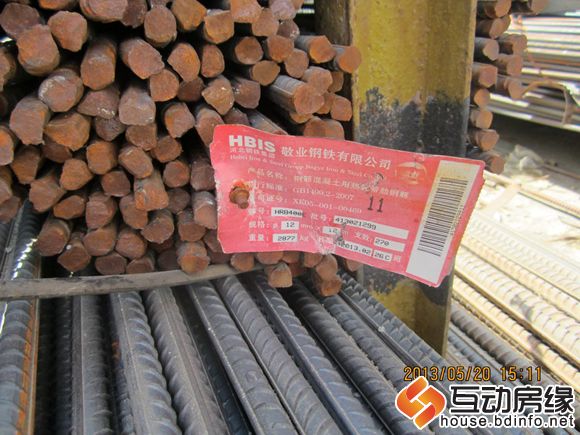 图为哈罗城施工储备材料