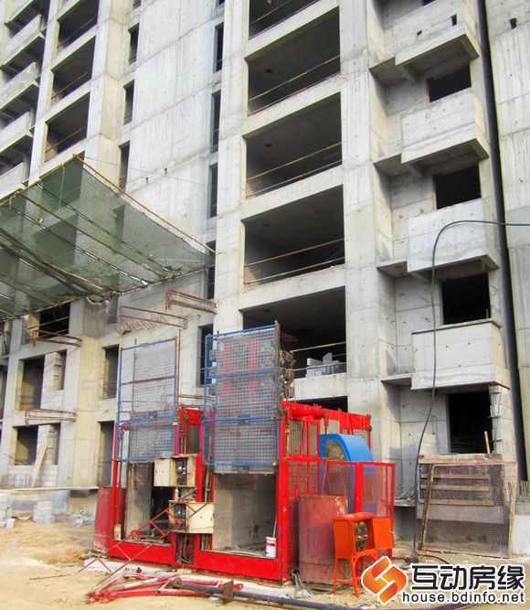 图为1#楼回填土完成 开始安装室外电梯 准备后续施工