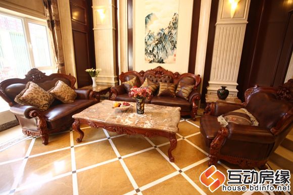 图为天然石材地板配以高档红木家具，彰显居者大气尊贵身份