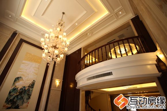 图为大型吊灯，典雅华贵