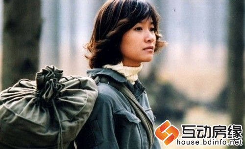 吴莫愁的初恋男友首曝光 盘点明星的初恋故事（组图）一直都讳谈感情的徐静蕾，在讲述自己初恋的体验时说：“我的初恋是一段极其失败的经历，我刚上高中认识了他，其实这样说是我一厢情愿的，应该说我认为我和他在一起了，这是我第一次真正的恋爱。”那时候，徐静蕾连他是做什么的都说不出来，但她的确非常爱他，好像那时候时间是在为他一秒一秒地走，见他一面等到他的一个电话都是生活的全部意义，甚至不知该怎么对他并和他相处。在那几年里，他时常不知去向，呼无数遍也是无用，出现了之后也只是含糊其辞地说：有事。