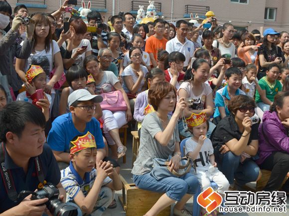 图为观看表演的爱心人士