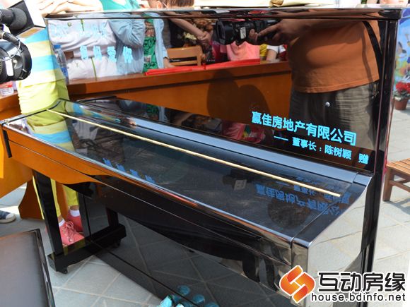 图为赢佳地产捐赠的钢琴