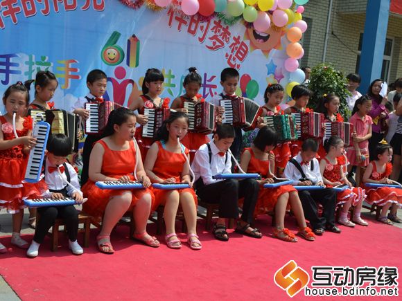 图为福利院儿童器乐表演