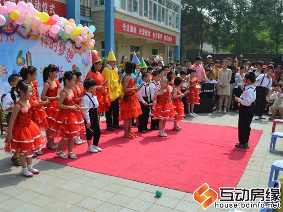 图为党佳宁指挥器乐表演