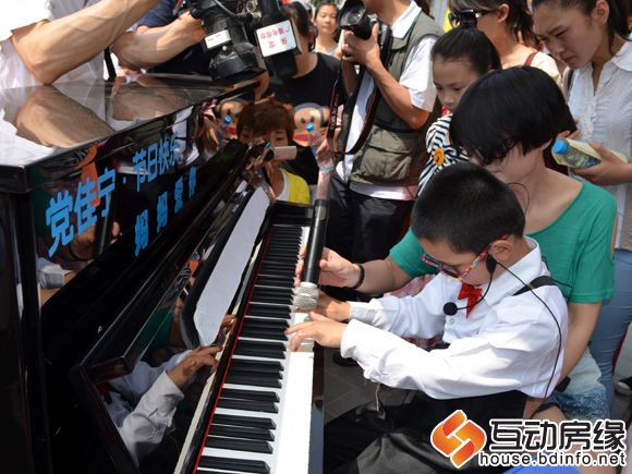 图为党佳宁钢琴演奏