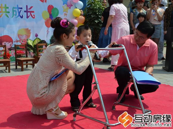 图为玻璃人朗诵