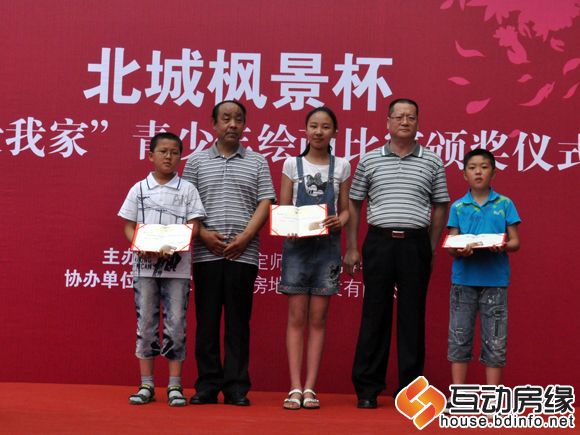 图为康老师和杜老师为二等奖获得者颁奖