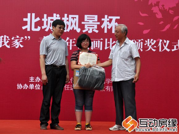 图为康老师为特等奖获得者颁奖
