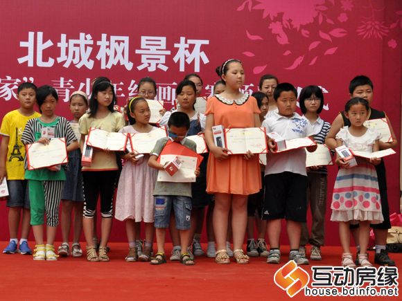 图为优秀奖获得者合影留念